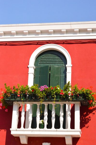 Rotes Haus mit Balkon