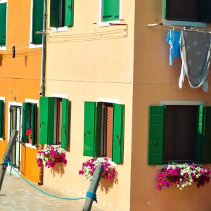 Bunfe Häuser und Fensterläden auf Burano