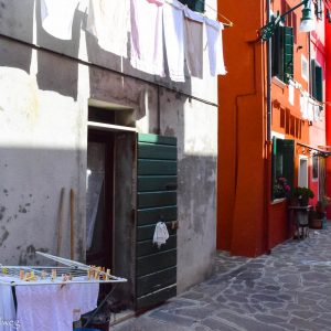 Gasse mit Wäscheständer auf Burano