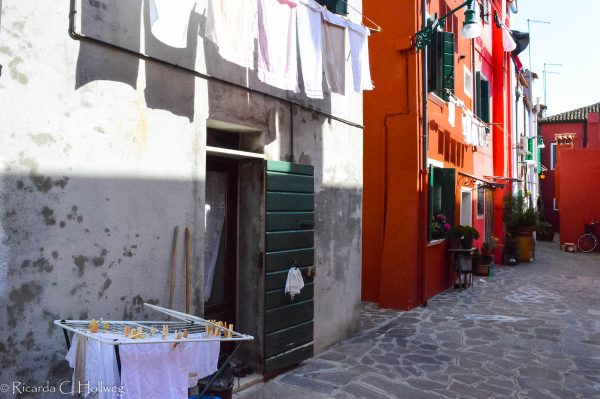 Gasse mit Wäscheständer auf Burano