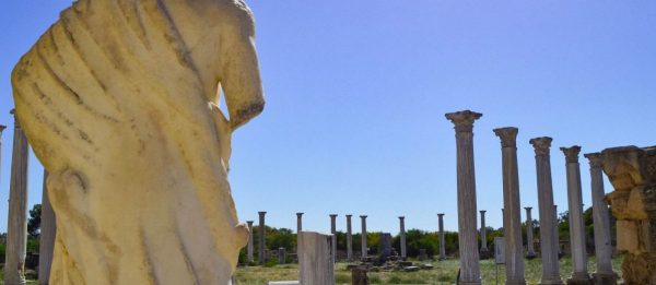 Statuen und Säulen von Salamis
