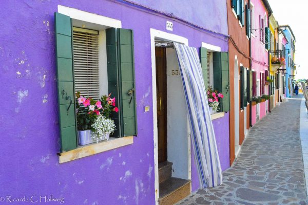 Lila Haus mit typischem Eingang auf Burano