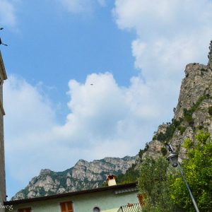 Kirchturm und Berge in Limone