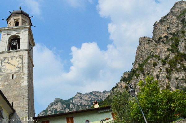 Kirchturm und Berge in Limone
