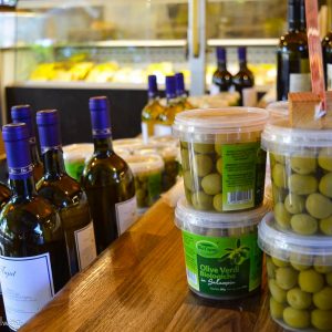 Oliven und Wein auf dem Viktualienmarkt