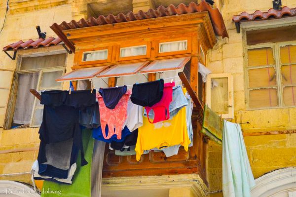 Hellbrauner Erker mit Wäsche in Valletta