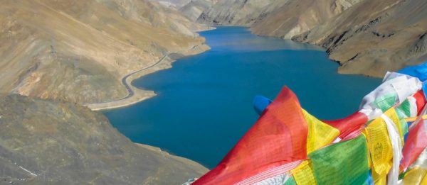 Bunte Gebetsflaggen und ein See in Tibet