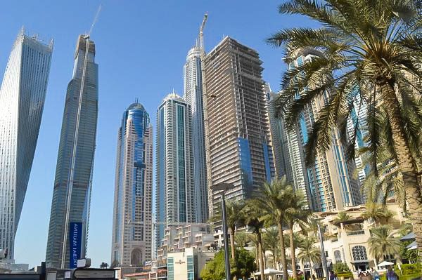 Dubai Marina mit strahlend blauem Himmel
