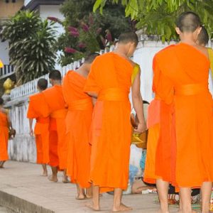 Almosengang der Mönche in Laos