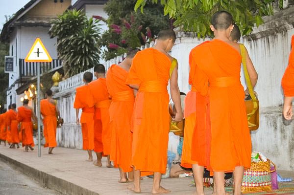Almosengang der Mönche in Laos