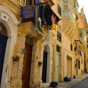 Häuserfronten mit trocknender Wäsche in Valletta