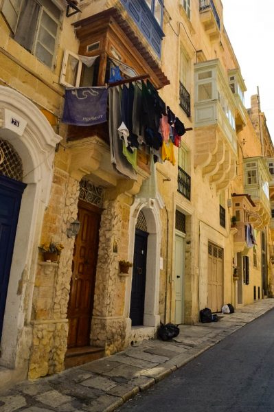 Häuserfronten mit trocknender Wäsche in Valletta