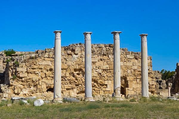 Säulen im antiken Salamis