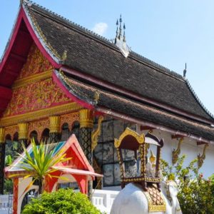 Schönes Wat in einem Dorf nicht weit von Luang Prabang
