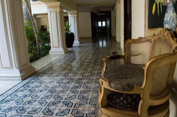 Blauer Fußboden in einem Hotel in Mérida