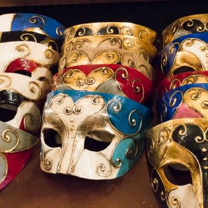 Bunte Masken bei Mistero Buffo in Venedig