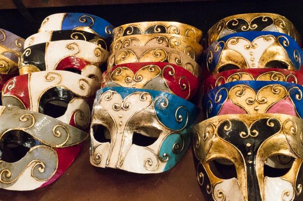 Bunte Masken bei Mistero Buffo in Venedig