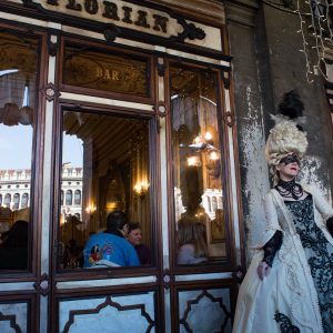 Café Florian mit kostümierter Frau im Karneval