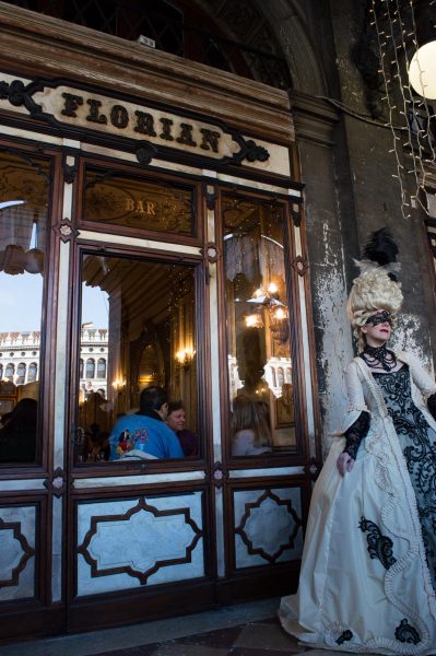 Café Florian mit kostümierter Frau im Karneval