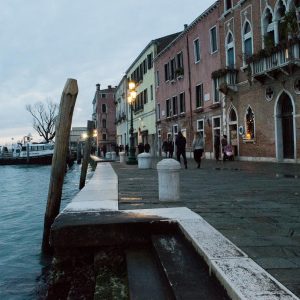 Ein Spaziergang in der Blue Hour in Dorsoduro in Venedig