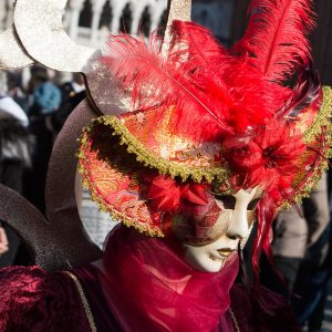 Feuerrote Kostümierung im Karneval von Venedig