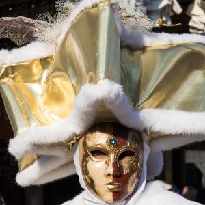 Goldenes Kostüm im Karneval von Venedig