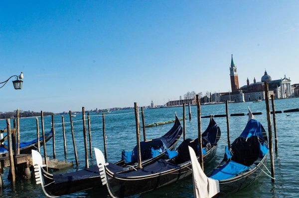 Gondeln im Winter in Venedig