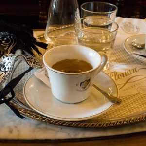 Kaffee und eine Maske im Café Florian Venedig