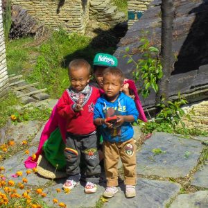 Kinder in nepalesischem Dorf