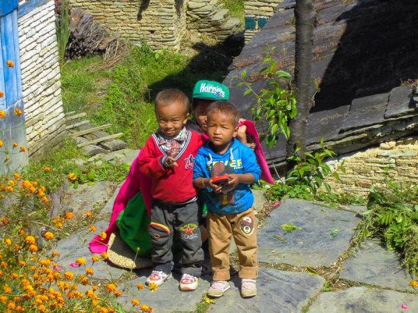 Kinder in nepalesischem Dorf