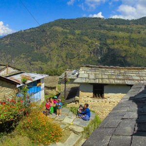 Kleines Dorf und Bewohner in Nepal