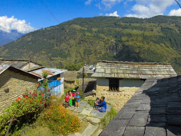 Kleines Dorf und Bewohner in Nepal