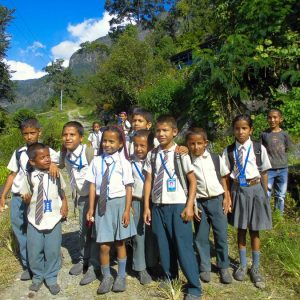 Nepalesische Schulkinder beim Community Trekking