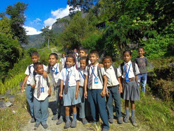 Nepalesische Schulkinder beim Community Trekking
