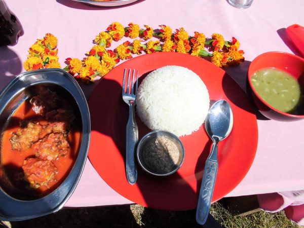 Nepalesisches Mittagessen im Freien