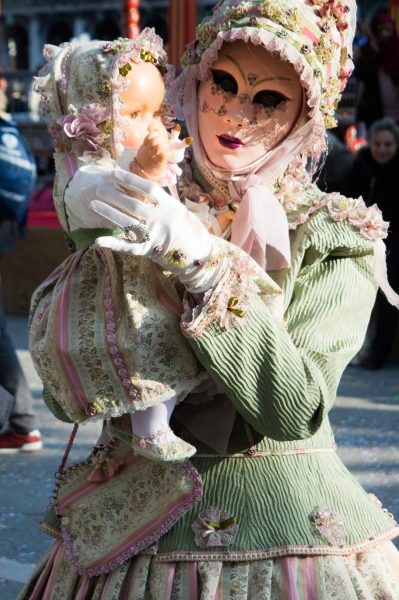 Puppenästehtik beim Karneval von Venedig