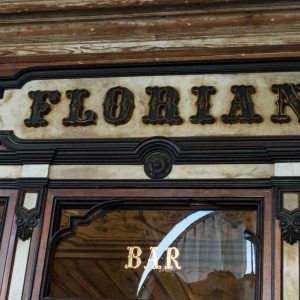 Schild über dem Café Florian Venedig