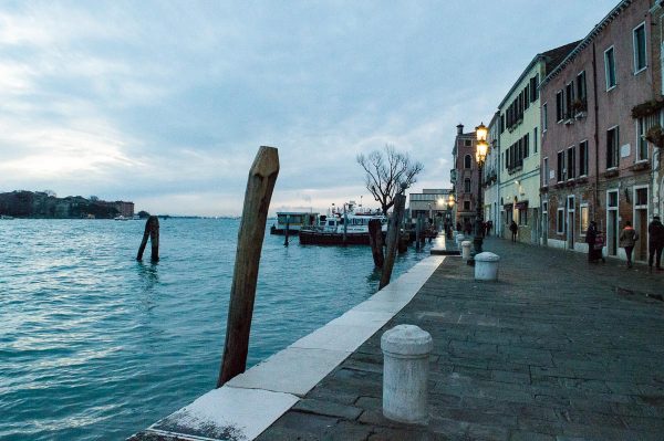 Schöne Stimmung in der Blue Hour in Venedig