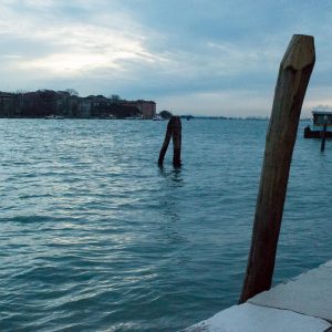 Wasser in Venedig in der Blue Hour
