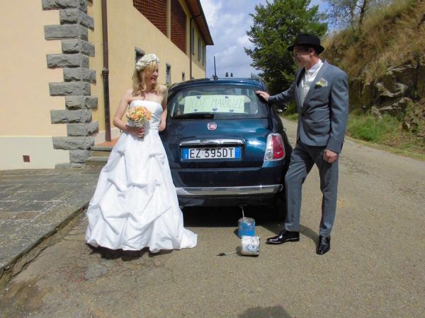 Heiraten in der Toskana: vor dem Auto