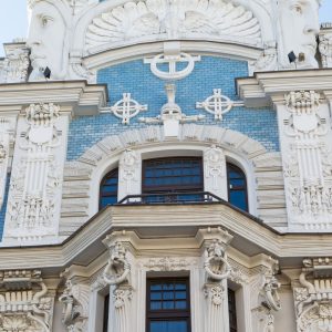 Jugendstil Fassade mit Köpfen in Riga