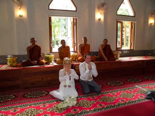 Mönche bei Hochzeit in Thailand