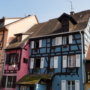 Farbenfrohe Häuserreihe in Riquewihr