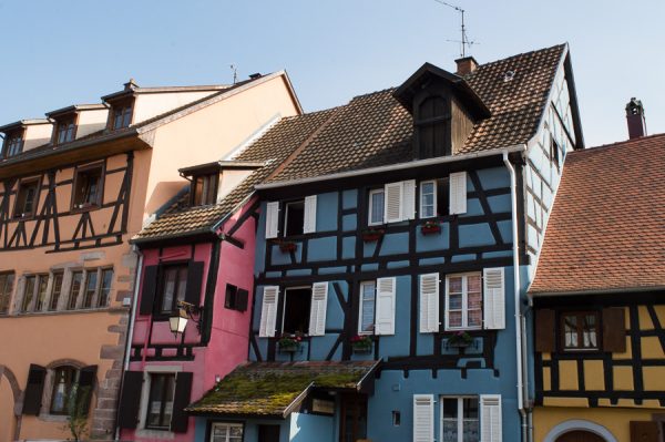 Farbenfrohe Häuserreihe in Riquewihr