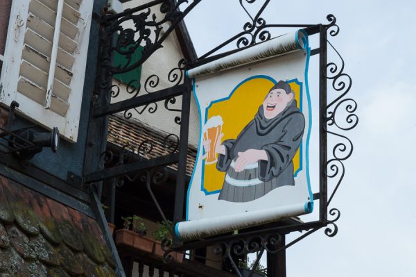 Schild mit Mönch und Bier in Ribeauvillé