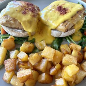 Frühstück vegan auf Bali: pflanzliches Egg Benedict im I am Vegan Babe Canggu