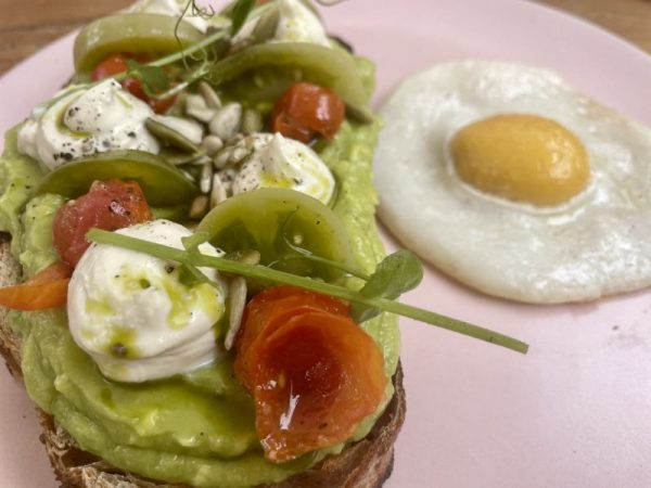 Frühstück vegan auf Bali: Avocadobrot in der Kynd Community