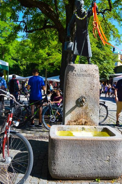 Fountain and bicycles at the Viktualienmarkt
