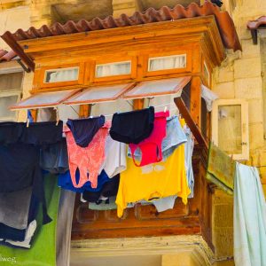 Light brown oriel with laundry in Valletta