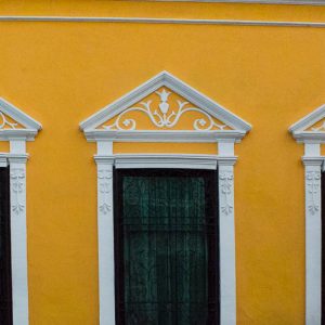 Yellow house front in Mérida